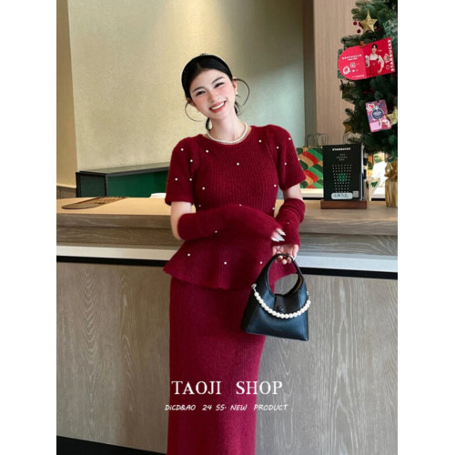 聖誕紅色針織套裝女冬季設計感釘珠袖套圓領套頭毛衣半身裙三件套 聖誕紅色針織套裝女冬季設計感釘珠袖套圓領套頭毛衣半身裙三件套