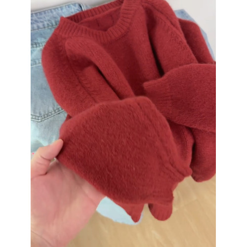 復古高級感聖誕紅色浣熊絨套頭毛衣女秋冬季慵懶風加厚新年針織衫 復古高級感聖誕紅色浣熊絨套頭毛衣女秋冬季慵懶風加厚新年針織衫
