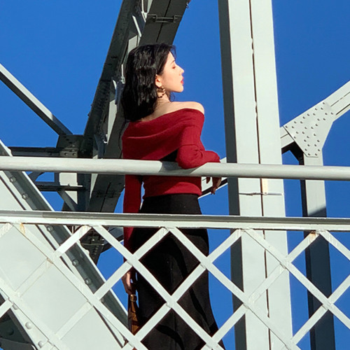 聖誕紅色毛衣打底衫女秋冬高級感修身加厚皮草內搭針織一字肩上衣 聖誕紅色毛衣打底衫女秋冬高級感修身加厚皮草內搭針織一字肩上衣