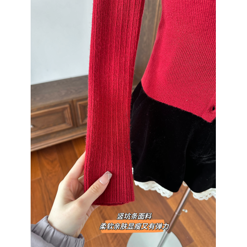 玖月伍 Christmas戀人 聖誕紅波點蕾絲翻領修身針織開衫上衣 玖月伍 Christmas戀人 聖誕紅波點蕾絲翻領修身針織開衫上衣