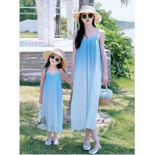 法式親子裝漸變母女2025新款夏天海邊度假一家三口母子T恤吊帶裙