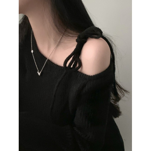 本命年聖誕紅色露肩系帶針織毛衣女秋冬設計感小衆軟糯一字肩上衣