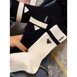 小紅書推薦歐貨刺綉三角標飾品襪中長筒時尚潮襪黑白雙針織潮流範