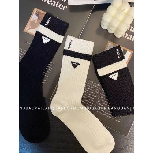 小紅書推薦歐貨刺綉三角標飾品襪中長筒時尚潮襪黑白雙針織潮流範 小紅書推薦歐貨刺綉三角標飾品襪中長筒時尚潮襪黑白雙針織潮流範