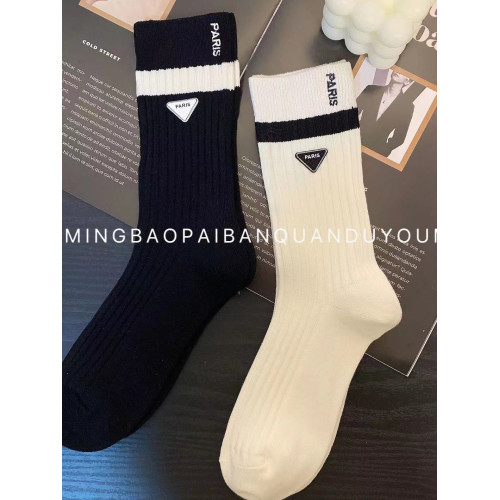 小紅書推薦歐貨刺綉三角標飾品襪中長筒時尚潮襪黑白雙針織潮流範 小紅書推薦歐貨刺綉三角標飾品襪中長筒時尚潮襪黑白雙針織潮流範