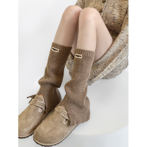 洞洞妖 MIU風字母襪套秋冬羊毛針織布標開叉曡穿中筒保暖配雪地靴 洞洞妖 MIU風字母襪套秋冬羊毛針織布標開叉曡穿中筒保暖配雪地靴