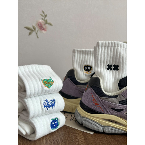 襪子男 春秋長襪純棉無骨刺綉中筒襪ins潮吸汗防臭白色運動長筒襪 襪子男 春秋長襪純棉無骨刺綉中筒襪ins潮吸汗防臭白色運動長筒襪