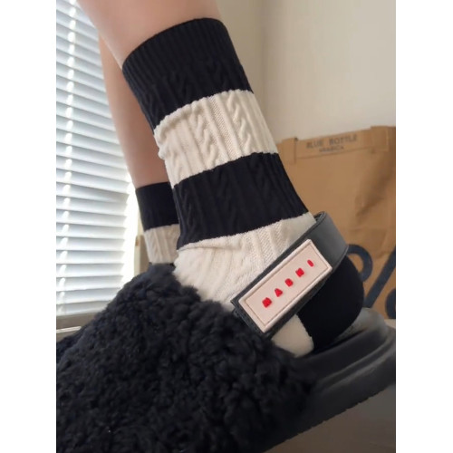 終於get到了純黑的魅力!百搭不是說說的~好絕~暗紋麻花條紋襪子 終於get到了純黑的魅力!百搭不是說說的~好絕~暗紋麻花條紋襪子