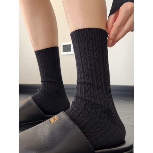 終於get到了純黑的魅力!百搭不是說說的~好絕~暗紋麻花條紋襪子 終於get到了純黑的魅力!百搭不是說說的~好絕~暗紋麻花條紋襪子