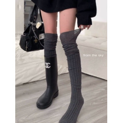 誰懂啊，過膝襪搭靴子真的巨巨巨好看！黑灰高級配色，慵懶隨性~