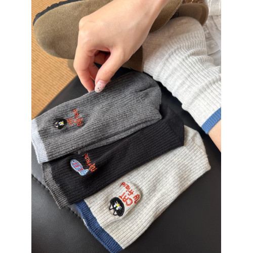 小貓與魚~左右兩衹腳都是不一樣的圖案~好可愛~襪子女AB中筒堆堆 小貓與魚~左右兩衹腳都是不一樣的圖案~好可愛~襪子女AB中筒堆堆