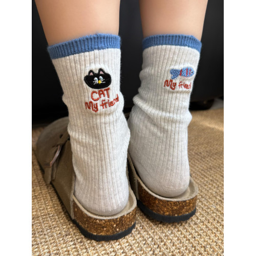 小貓與魚~左右兩衹腳都是不一樣的圖案~好可愛~襪子女AB中筒堆堆 小貓與魚~左右兩衹腳都是不一樣的圖案~好可愛~襪子女AB中筒堆堆