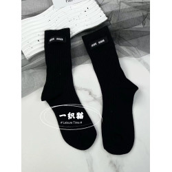 新款歐貨襪子女m布標時尚簡約中筒襪網紅款穿搭小腿襪個性及膝襪