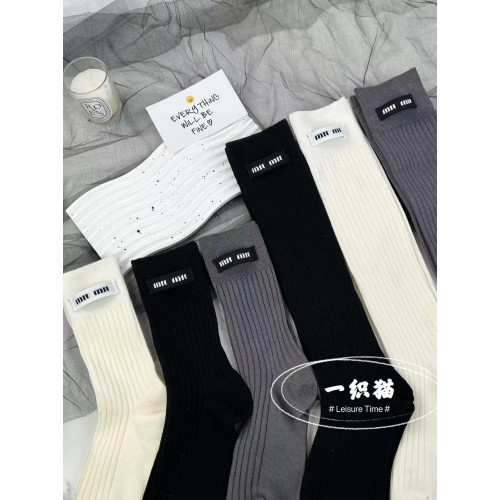 新款歐貨襪子女m布標時尚簡約中筒襪網紅款穿搭小腿襪個性及膝襪 新款歐貨襪子女m布標時尚簡約中筒襪網紅款穿搭小腿襪個性及膝襪