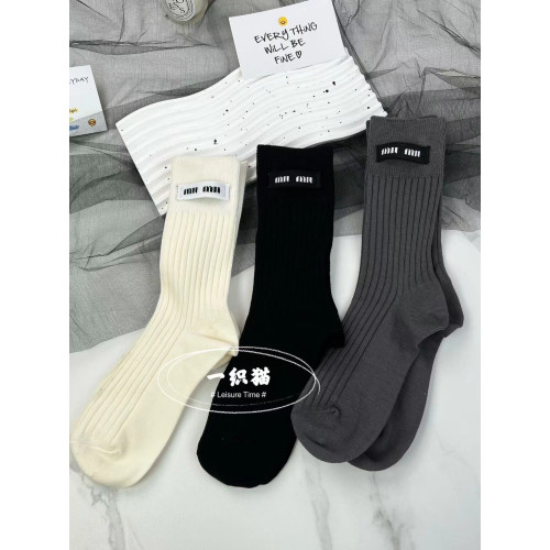 新款歐貨襪子女m布標時尚簡約中筒襪網紅款穿搭小腿襪個性及膝襪 新款歐貨襪子女m布標時尚簡約中筒襪網紅款穿搭小腿襪個性及膝襪