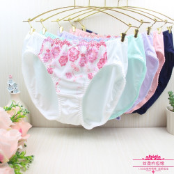 日本內褲女光滑牛奶絲花朵刺綉短褲低腰甜美女三角褲學生速乾