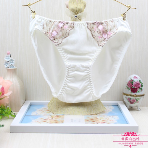 日本內褲女光滑牛奶絲花朵刺綉短褲低腰甜美女三角褲學生速乾 日本內褲女光滑牛奶絲花朵刺綉短褲低腰甜美女三角褲學生速乾