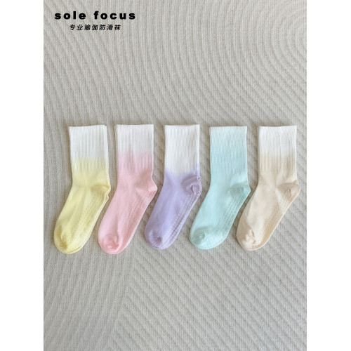 新款矽膠漸變瑜珈襪女專業防滑普拉提運動健身中筒襪防汗休閒襪 新款矽膠漸變瑜珈襪女專業防滑普拉提運動健身中筒襪防汗休閒襪