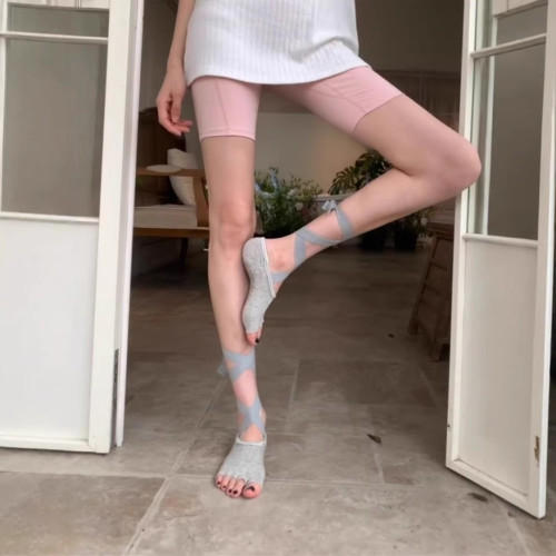 這雙芭蕾瑜珈襪也太miu了吧~防滑普拉提綁帶五指襪~顯腿又長又細 這雙芭蕾瑜珈襪也太miu了吧~防滑普拉提綁帶五指襪~顯腿又長又細