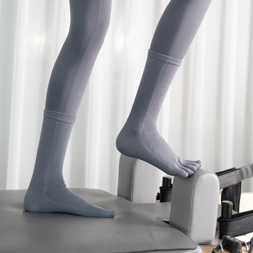 女秋冬新款中筒矽膠防滑瑜珈襪純色運動普拉提襪子室內健身地板襪 女秋冬新款中筒矽膠防滑瑜珈襪純色運動普拉提襪子室內健身地板襪