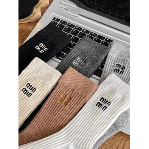 新款秋冬刺綉襪子女miu風中筒襪ins潮襪純棉字母運動長襪堆堆襪 新款秋冬刺綉襪子女miu風中筒襪ins潮襪純棉字母運動長襪堆堆襪