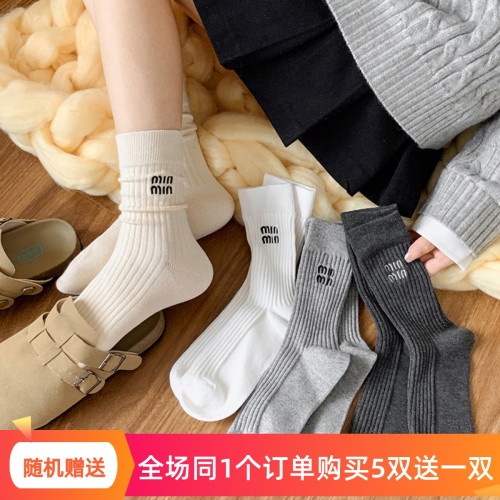 新款秋冬刺綉襪子女miu風中筒襪ins潮襪純棉字母運動長襪堆堆襪 新款秋冬刺綉襪子女miu風中筒襪ins潮襪純棉字母運動長襪堆堆襪