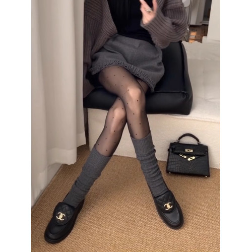 波點黑絲+堆堆襪,YYDS!春秋高級感的灰白黑色系穿搭 誰不愛啊 波點黑絲+堆堆襪,YYDS!春秋高級感的灰白黑色系穿搭 誰不愛啊