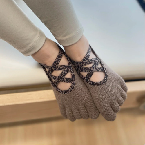 【Fivetoes】高級新款專業瑜珈普拉提五指防滑襪芭蕾交叉帶女 【Fivetoes】高級新款專業瑜珈普拉提五指防滑襪芭蕾交叉帶女