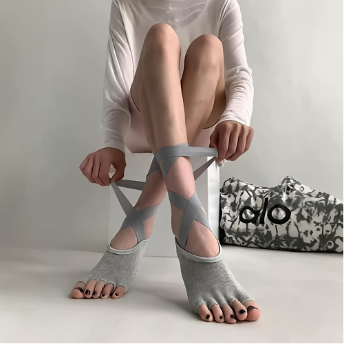 媽耶!綁帶瑜珈襪也太miu了吧~超顯腿細!防滑瑜珈普拉提五指襪~ 媽耶!綁帶瑜珈襪也太miu了吧~超顯腿細!防滑瑜珈普拉提五指襪~