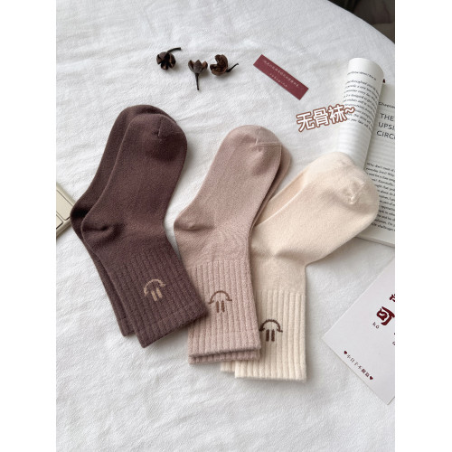 5雙含羊毛襪子女秋冬加厚保暖笑臉中筒襪冬天女款羊絨襪軟糯不紥 5雙含羊毛襪子女秋冬加厚保暖笑臉中筒襪冬天女款羊絨襪軟糯不紥