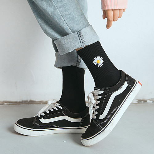 新款小雛菊襪子權志龍同款菊花黑色男運動襪可愛刺綉小花女中筒襪 新款小雛菊襪子權志龍同款菊花黑色男運動襪可愛刺綉小花女中筒襪