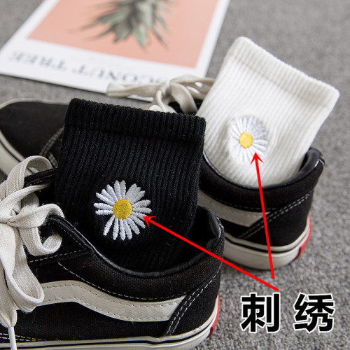 新款小雛菊襪子權志龍同款菊花黑色男運動襪可愛刺綉小花女中筒襪 新款小雛菊襪子權志龍同款菊花黑色男運動襪可愛刺綉小花女中筒襪
