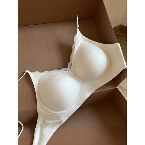 美得怦然心動盲入款無痕內衣女小胸聚攏美背交叉掛脖細肩帶無鋼圈