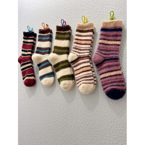 韓國襪子女中筒襪秋冬新款加厚保暖貂絨女襪條紋拼色百搭中筒襪子 韓國襪子女中筒襪秋冬新款加厚保暖貂絨女襪條紋拼色百搭中筒襪子