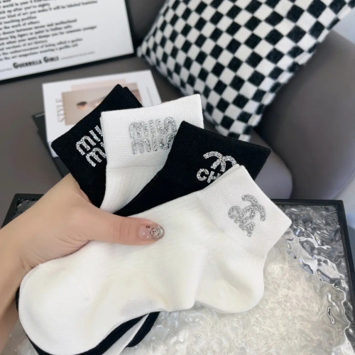 超好看的miu系短襪 小香風甜妹穿搭洋氣輕奢個性燙鑽字母夏天純棉