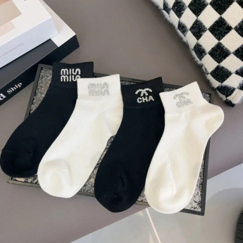 超好看的miu系短襪 小香風甜妹穿搭洋氣輕奢個性燙鑽字母夏天純棉