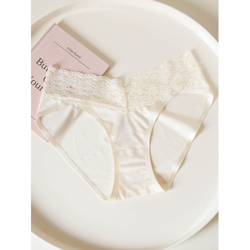春癮~無痕緞面內褲女絲滑柔軟V形蕾絲花邊輕奢性感純欲低腰三角褲