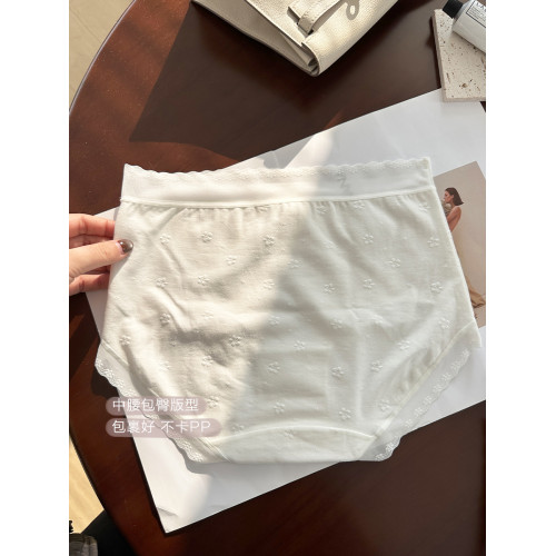 奶白茉莉 蕾絲提花中腰內褲女50支柔棉混紡透氣中腰包臀三角褲 奶白茉莉 蕾絲提花中腰內褲女50支柔棉混紡透氣中腰包臀三角褲