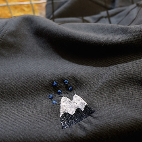 Upch 終日看山不厭山t恤日系刺綉短袖男女生寬松百搭上衣情侶純棉 Upch 終日看山不厭山t恤日系刺綉短袖男女生寬松百搭上衣情侶純棉