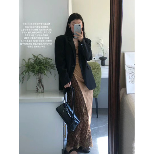 灰色高級感小西裝女2025春秋新款炸街設計感寬松休閒氣質西服外套 灰色高級感小西裝女2025春秋新款炸街設計感寬松休閒氣質西服外套