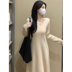 大碼女裝純色v領針織連衣裙秋冬胖妹妹簡約A版顯瘦遮肉配大衣長裙