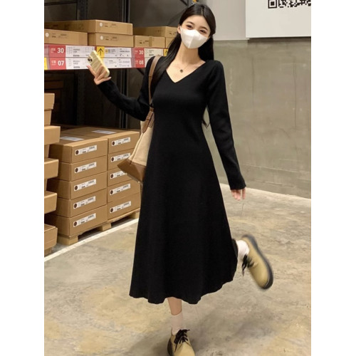 大碼女裝純色v領針織連衣裙秋冬胖妹妹簡約A版顯瘦遮肉配大衣長裙 大碼女裝純色v領針織連衣裙秋冬胖妹妹簡約A版顯瘦遮肉配大衣長裙