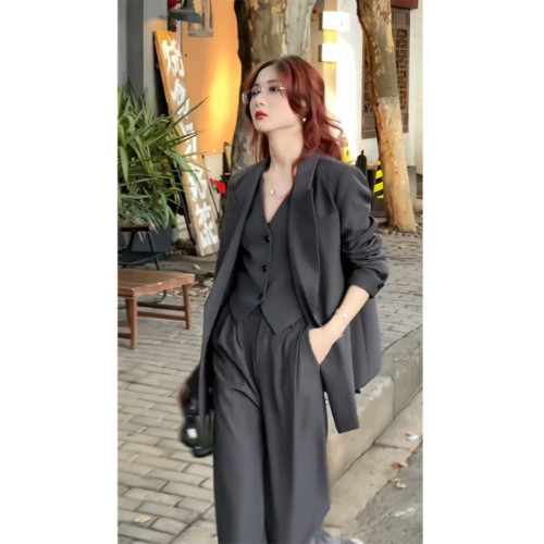 今年流行時尚網紅炸街套裝爆款高級感職業西裝外套馬甲西褲三件套 今年流行時尚網紅炸街套裝爆款高級感職業西裝外套馬甲西褲三件套