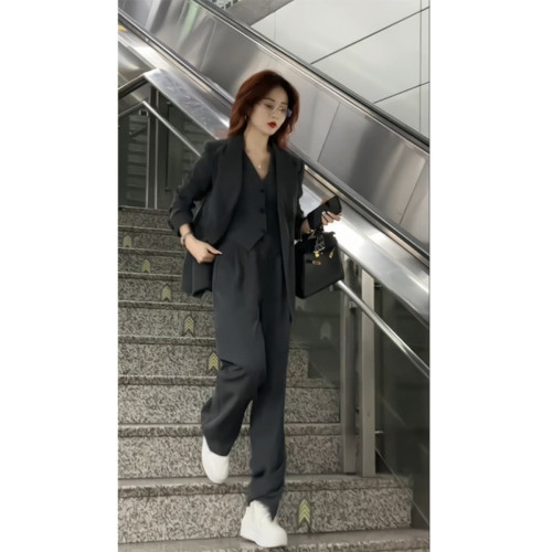 今年流行時尚網紅炸街套裝爆款高級感職業西裝外套馬甲西褲三件套 今年流行時尚網紅炸街套裝爆款高級感職業西裝外套馬甲西褲三件套