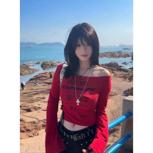 辣妹紅色斜領長袖t恤女春秋薄款小衆設計感修身顯瘦露肩短款上衣
