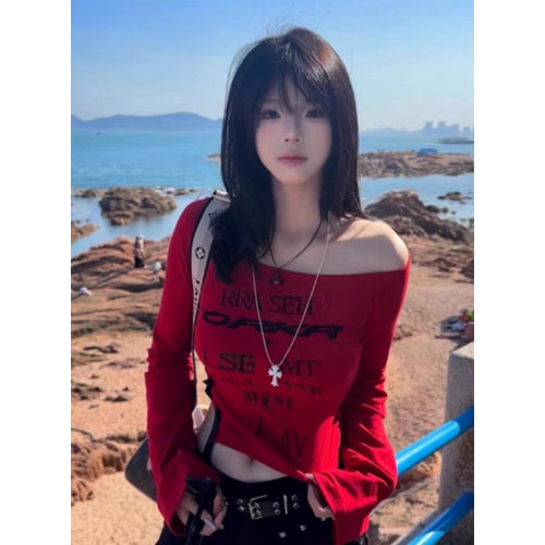 辣妹紅色斜領長袖t恤女春秋薄款小衆設計感修身顯瘦露肩短款上衣