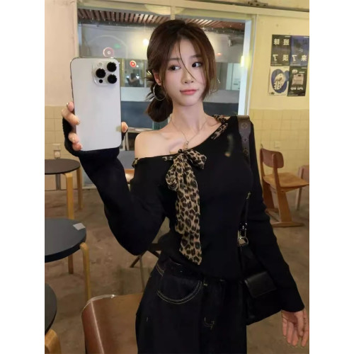 純欲風辣妹豹紋斜肩長袖t恤女秋季2025新款修身獨特別致絕美上衣