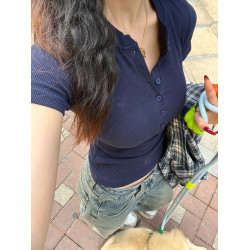 美式復古V領排釦正肩短袖t恤女夏季設計感小衆甜辣妹收腰短款上衣