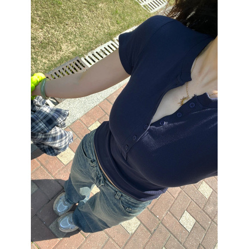 美式復古V領排釦正肩短袖t恤女夏季設計感小衆甜辣妹收腰短款上衣