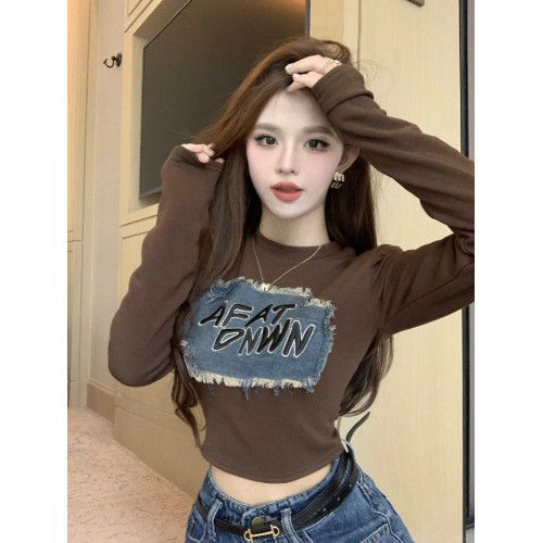 字母牛仔貼布長袖T恤女秋冬加厚美式辣妹修身短款打底衫咖色上衣